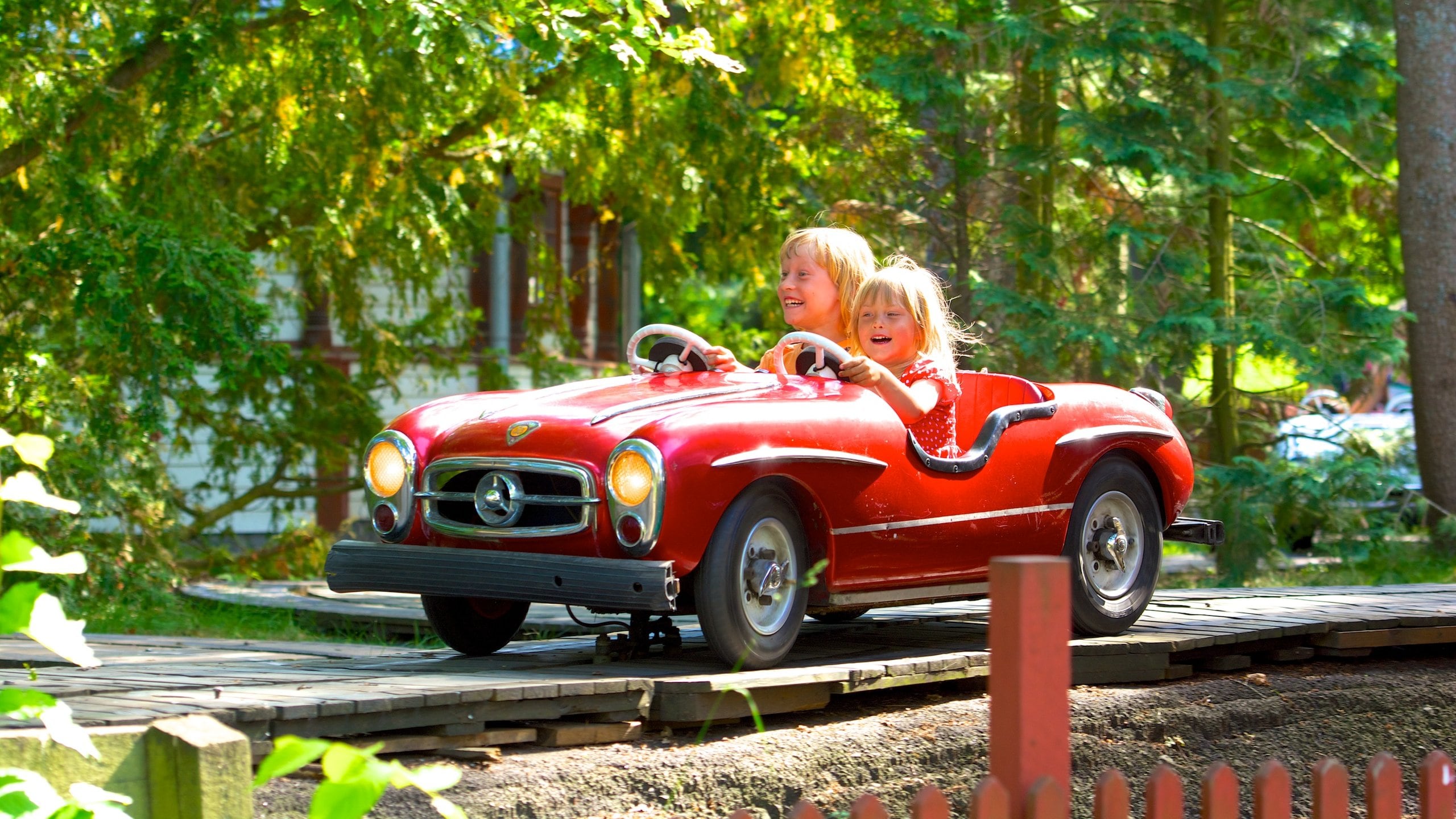 Skansen ofreciendo un parque infantil y también niños
