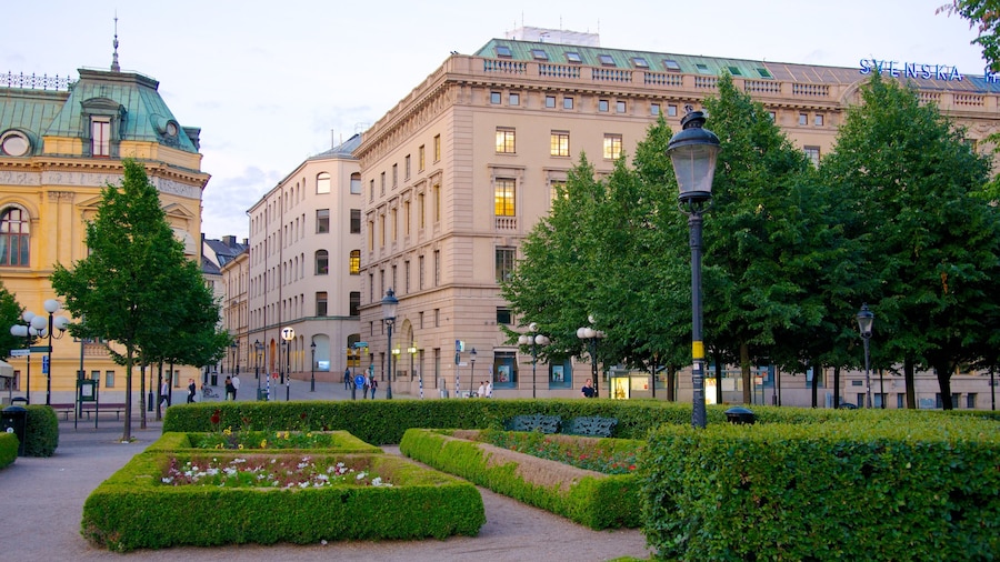King\'s Garden featuring heritage architecture and a garden