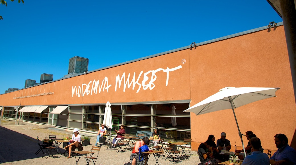Museo de arte moderno Moderna museet mostrando estilo de vida de café y señalización y también un pequeño grupo de personas
