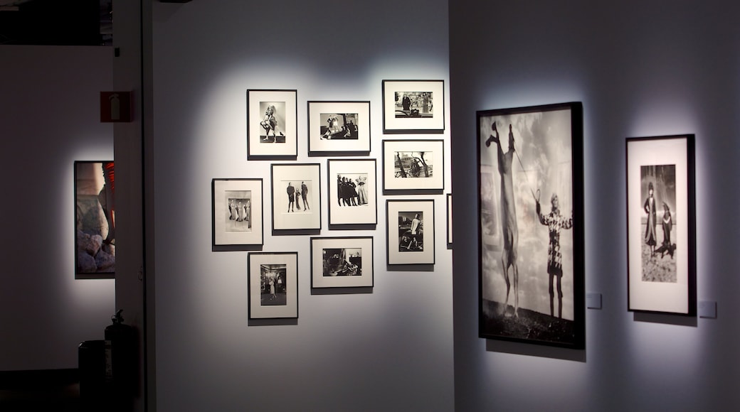 Museo de fotografía Fotografiska ofreciendo arte y vistas interiores