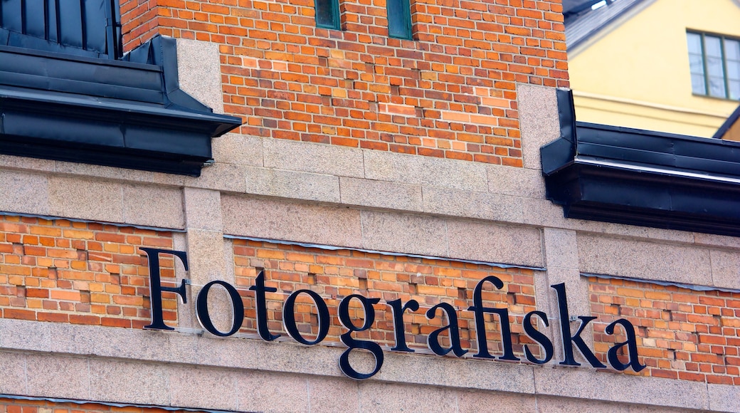 Fotografiska museum som omfatter skiltning