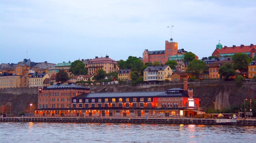 Fotografiska inclusief een stad en een rivier of beek