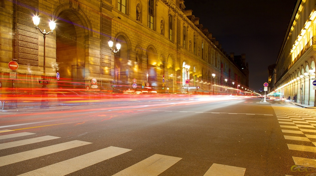 Museo del Louvre que incluye imágenes de calles, escenas de noche y una ciudad