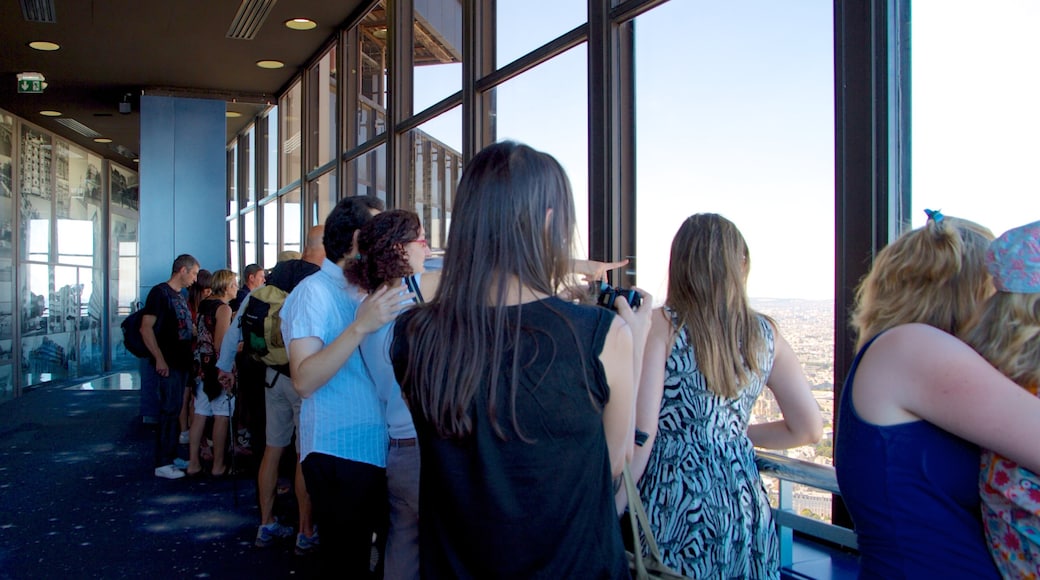 Tour Montparnasse presenterar interiörer och utsikter såväl som en stor grupp av människor