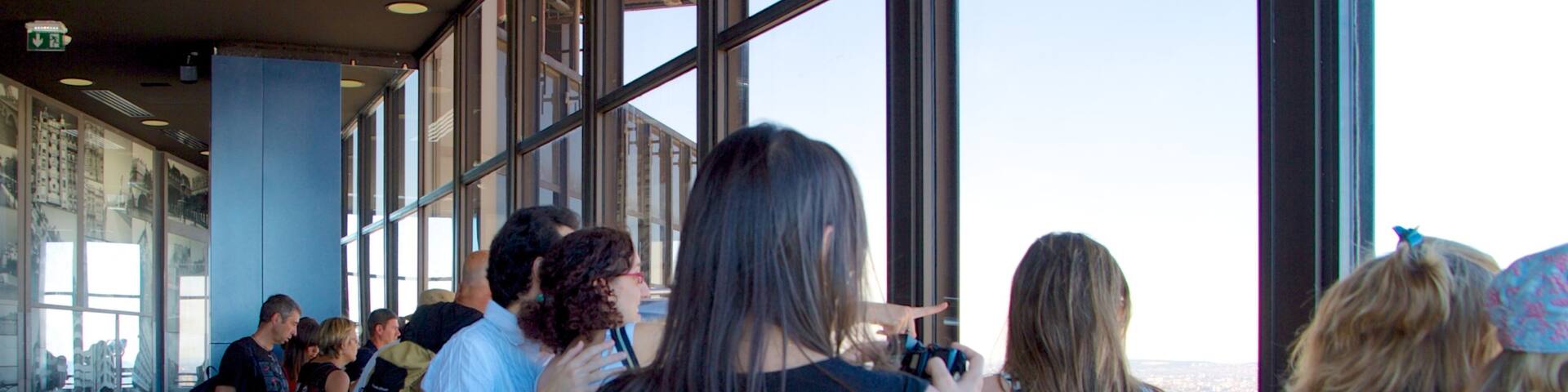 Tour Montparnasse mettant en vedette vues et vues intérieures aussi bien que important groupe de personnes