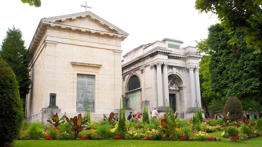 Pere Lachaise-kyrkogården som inkluderar en kyrka eller katedral, en kyrkogård och blommor