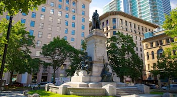 Binnenstad van Montreal toont kunst in de open lucht, een plein en een monument