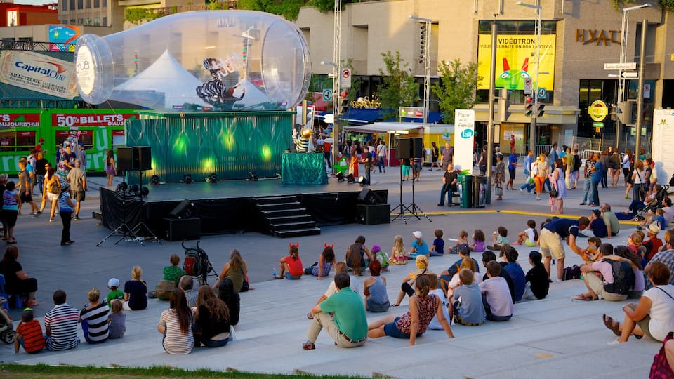 Montreal mostrando arte performática, uma praça ou plaza e uma cidade