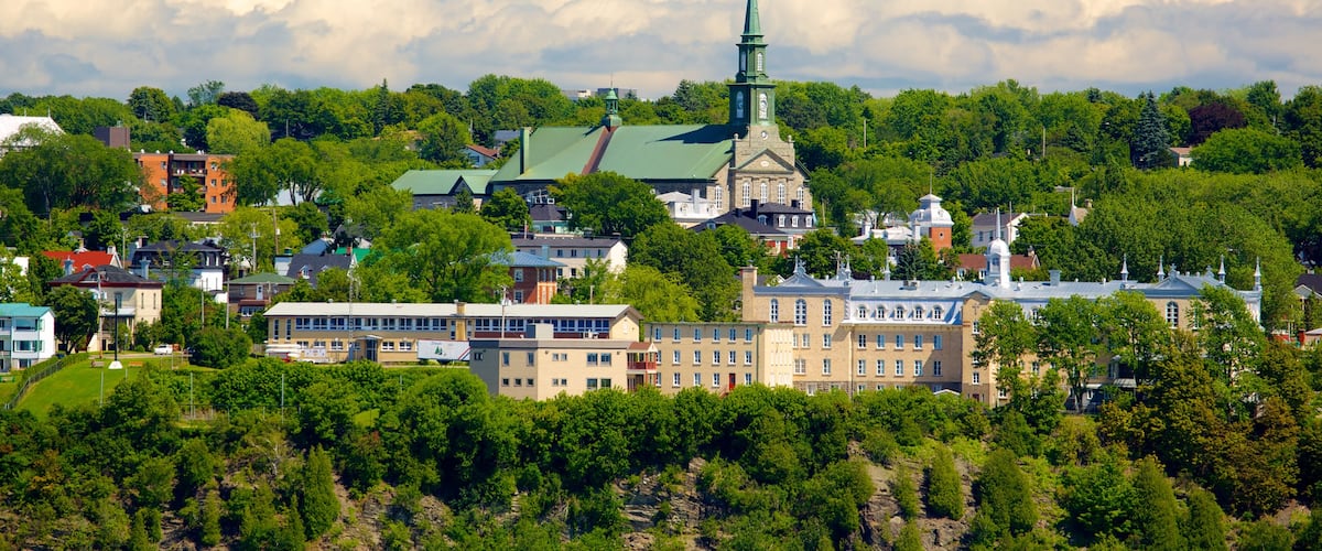 Dufferin Terrace showing heritage architecture and skyline