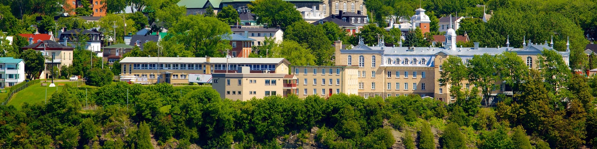 Dufferin Terrace showing heritage architecture and skyline