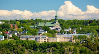 Parks Canada\'s Dufferin Terrace welches beinhaltet Skyline und historische Architektur