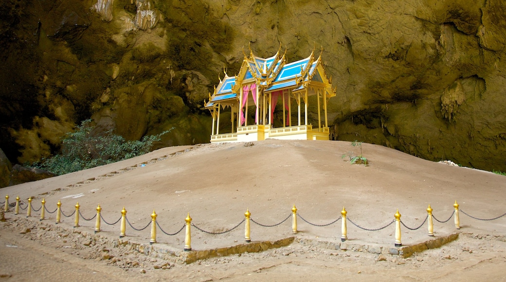 Sam Roi Yot National Park showing a temple or place of worship and heritage architecture