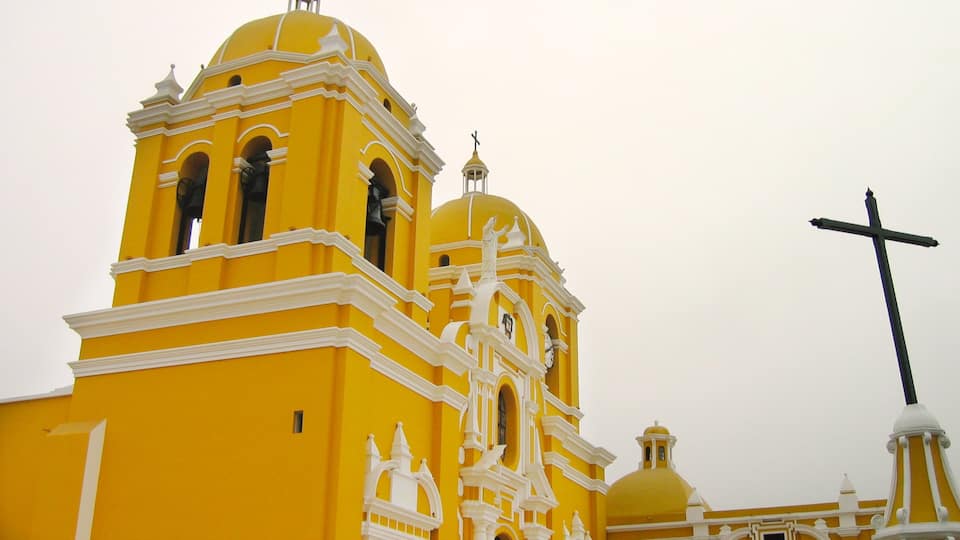 Trujillo có tính năng nhà thờ, kiến trúc di sản và tôn giáo