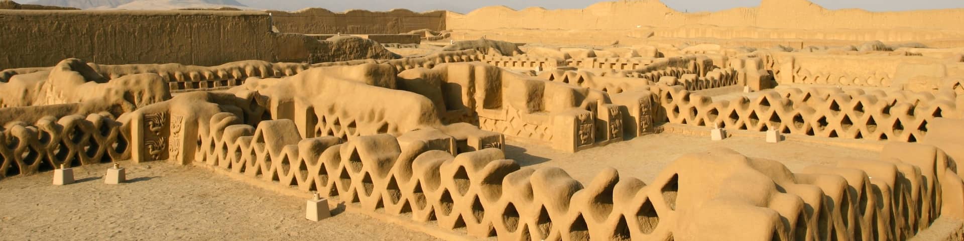 Chan Chan showing heritage architecture, a ruin and heritage elements