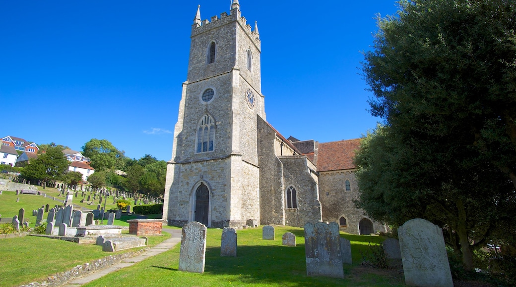 Hythe que inclui uma igreja ou catedral, elementos religiosos e um cemitério