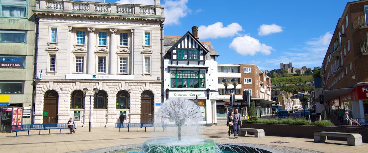 Dover das einen historische Architektur, Springbrunnen und Platz oder Plaza