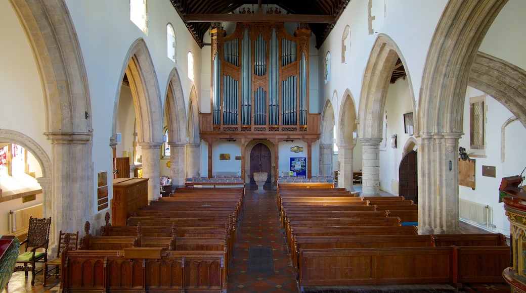 Hythe mostrando chiesa o cattedrale, vista interna e religiosità