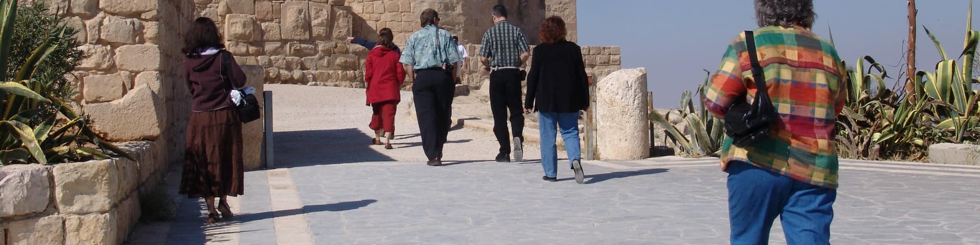 Monte Nebo ofreciendo patrimonio de arquitectura y elementos religiosos y también un pequeño grupo de personas