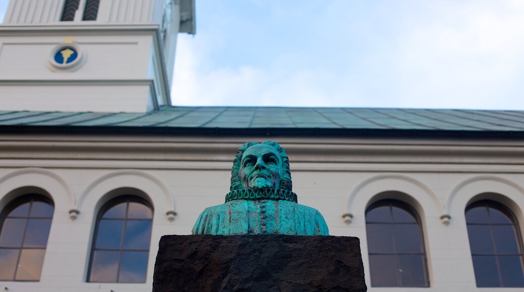 Dómkirkjan som visar religiösa element, en staty eller skulptur och en kyrka eller katedral