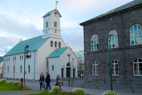 Dómkirkjan som inkluderar en kyrka eller katedral och religiösa aspekter