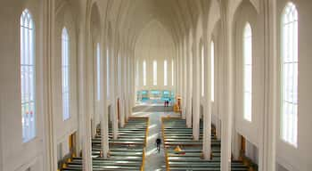 Reykjavik inclusief een kerk of kathedraal, religieuze elementen en interieur