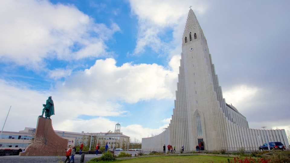 Reikiavik mostrando arquitectura moderna, una estatua o escultura y una iglesia o catedral