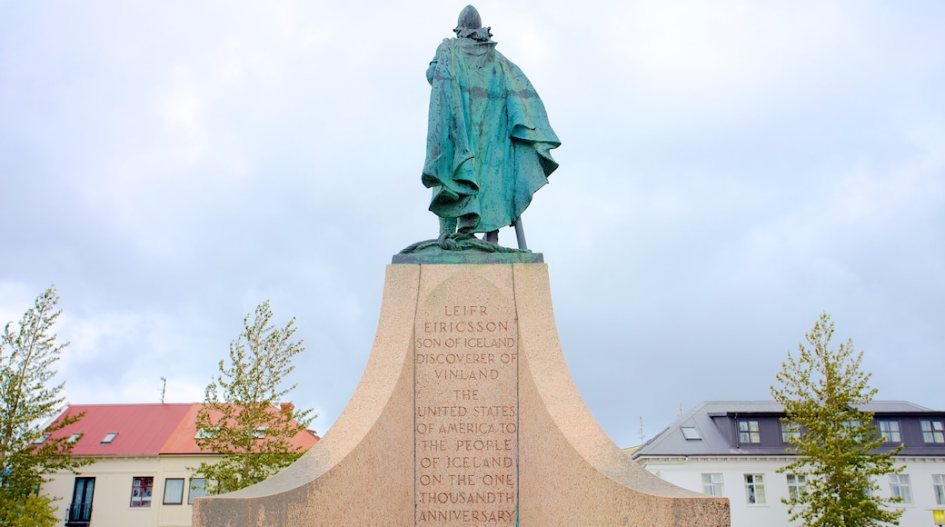 Reykjavik som viser en statue eller en skulptur og et monument