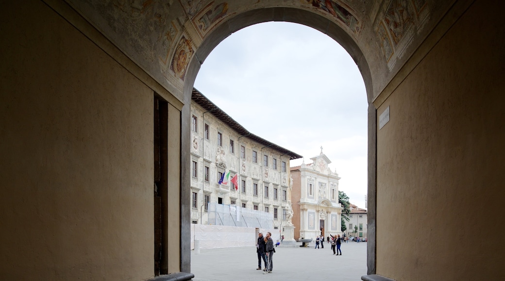 Palazzo della Carovana mostrando escenas urbanas, patrimonio de arquitectura y una ciudad