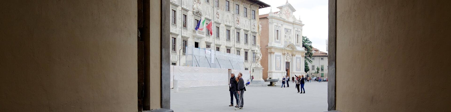 Palazzo della Carovana das einen historische Architektur, Straßenszenen und Stadt