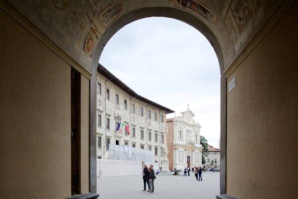 Palazzo della Carovana das einen historische Architektur, Straßenszenen und Stadt