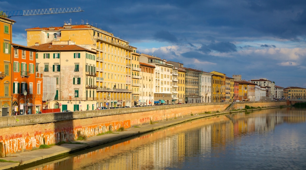 Pisa toont historische architectuur en een rivier of beek