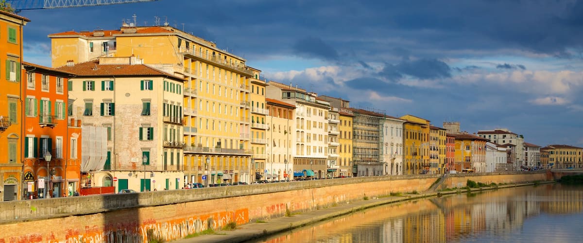 Pisa che include architettura d\'epoca e fiume o ruscello