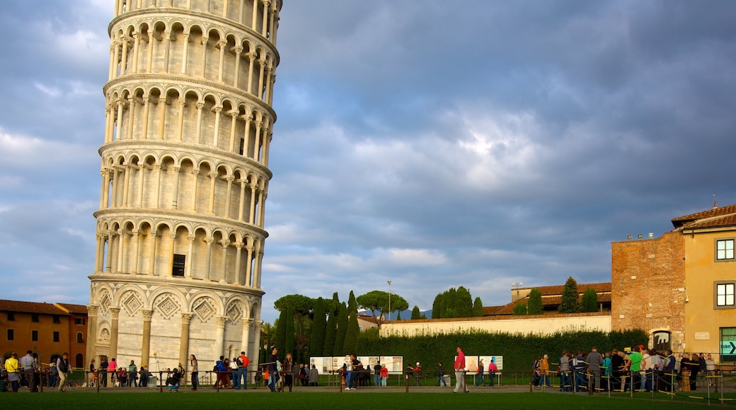 Torre inclinada que incluye un parque, elementos del patrimonio y patrimonio de arquitectura