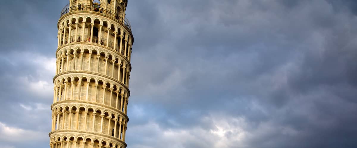 Torre inclinada ofreciendo elementos del patrimonio y patrimonio de arquitectura
