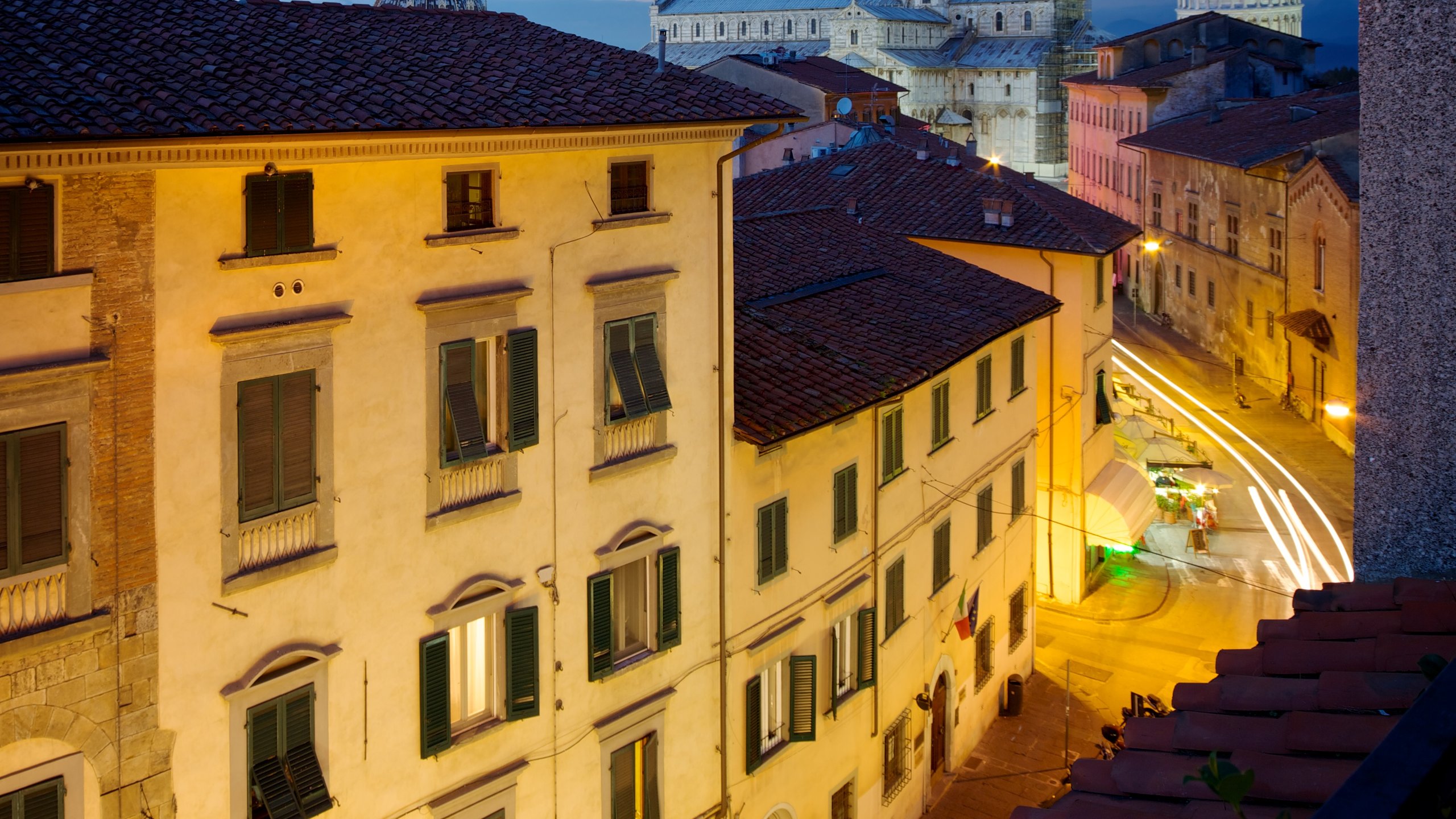 Pisa featuring a house, street scenes and a city