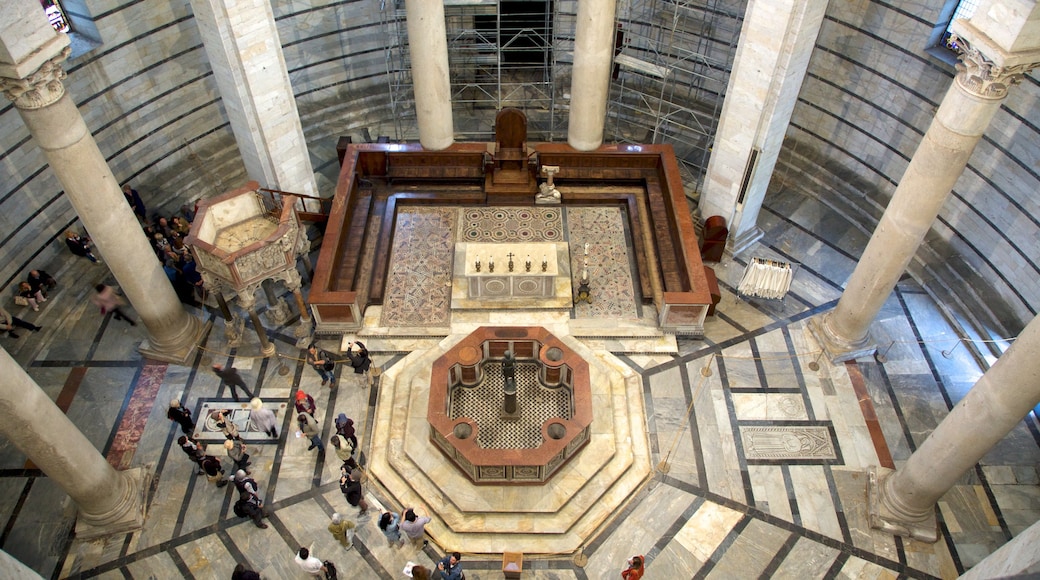 Battistero di Pisa che include vista interna, architettura d\'epoca e chiesa o cattedrale