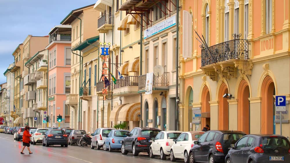 Viareggio montrant maison et scĂšnes de rue aussi bien que femme
