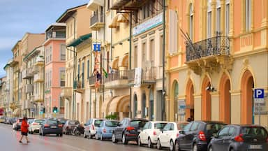 Viareggio mit einem Haus und Straßenszenen sowie einzelne Frau