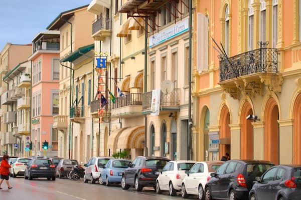 Viareggio mit einem Haus und Straßenszenen sowie einzelne Frau