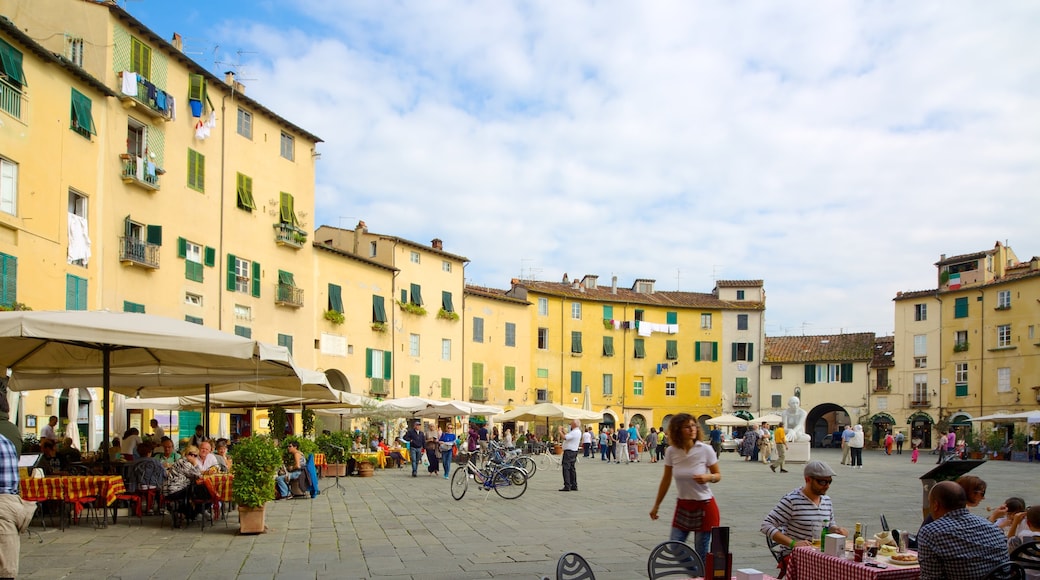 Piazza dell\'Anfiteatro bevat een plein en buiten eten en ook een grote groep mensen