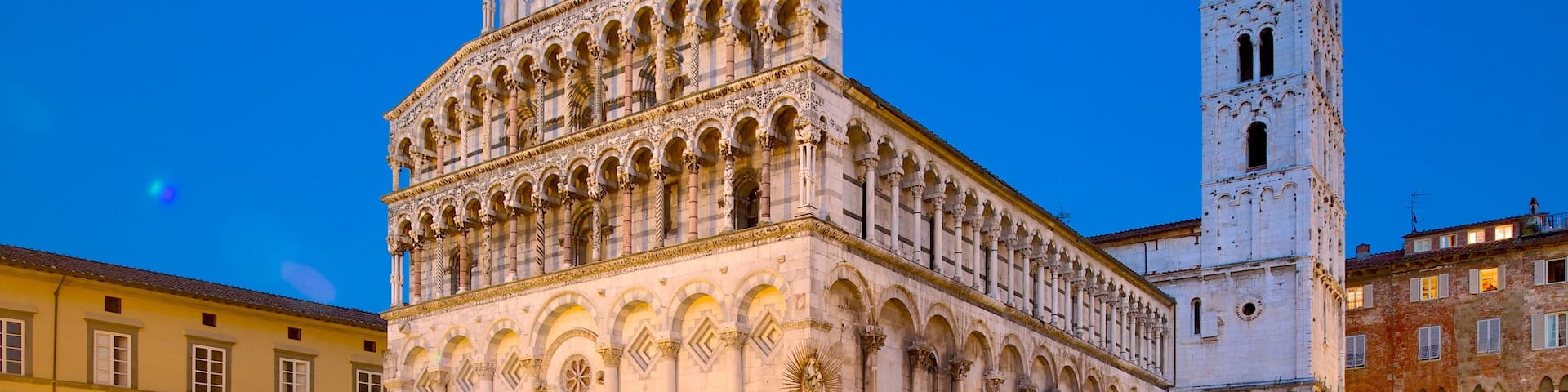 Lucca som visar ett torg, historisk arkitektur och en kyrka eller katedral