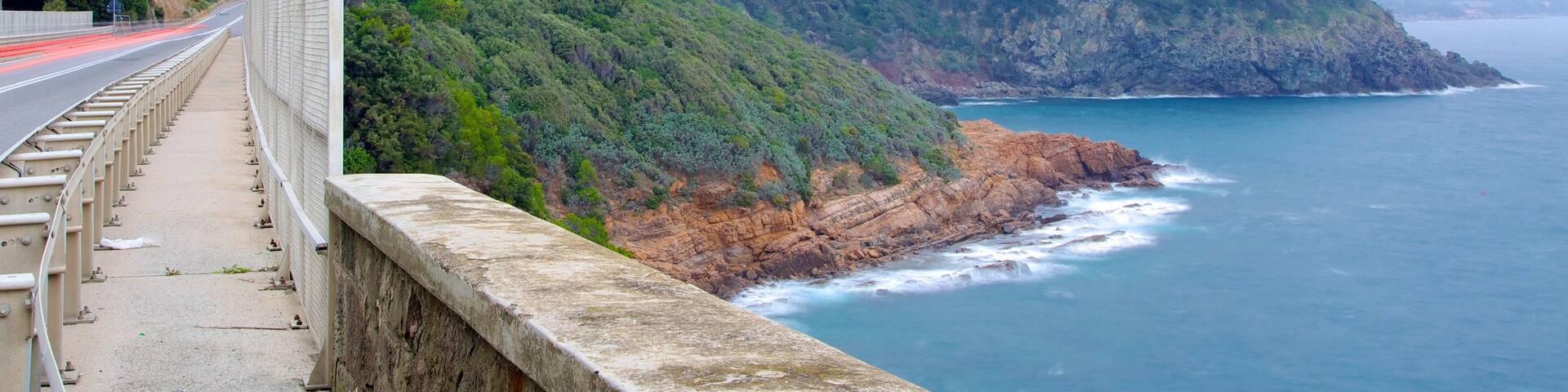 Castello Sonnino welches beinhaltet Felsküste
