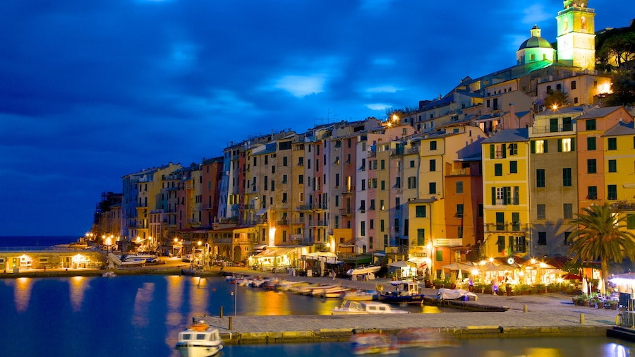 Cinque Terre som inkluderar en marina, en kuststad och nattliv