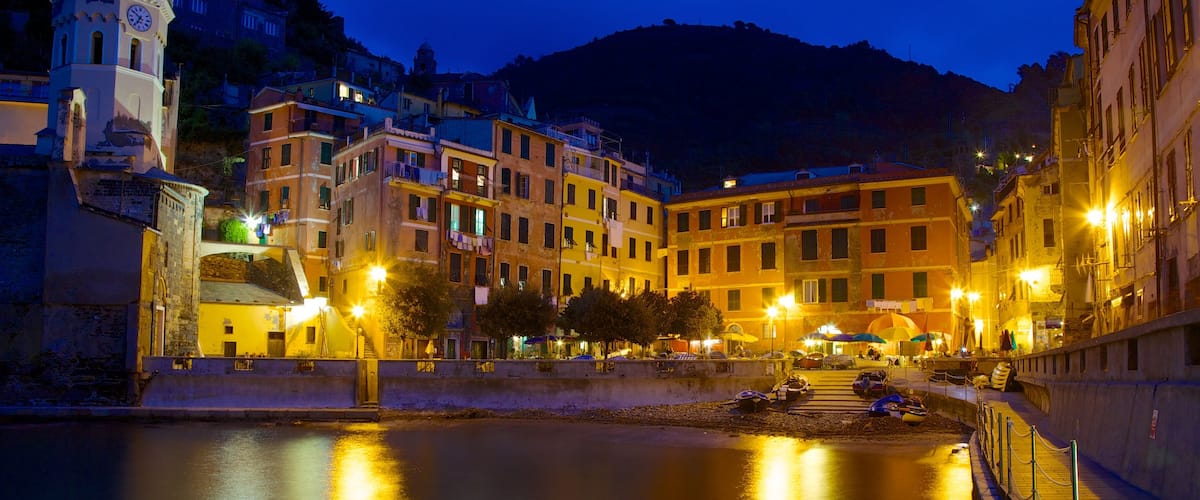 Vernazza qui includes ville cĂŽtiĂšre et scĂšnes de nuit