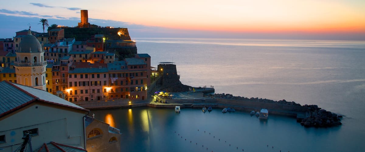 Vernazza mit einem Sonnenuntergang, Küstenort und Bucht oder Hafen