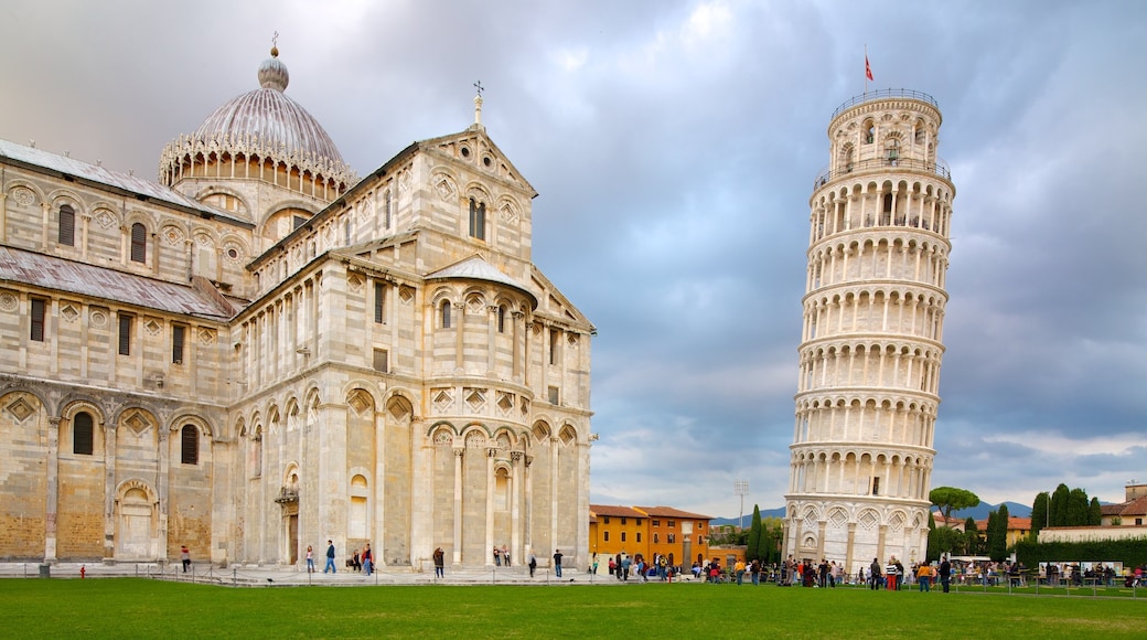 Torre inclinada que incluye una ciudad, un monumento y una iglesia o catedral
