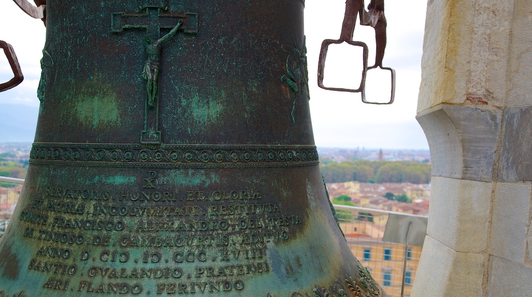 Torre Inclinada de Pisa que inclui um monumento e elementos de patrimônio