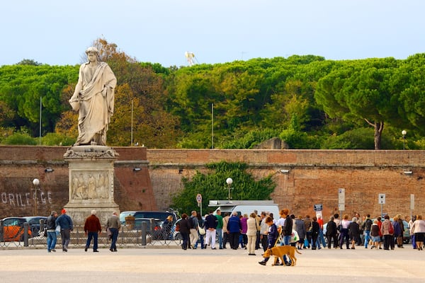 Piazza della Repubblica mit einem Statue oder Skulptur, Platz oder Plaza und Stadt