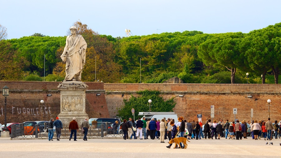 Piazza della Repubblica som visar utomhuskonst, gatuliv och en staty eller skulptur