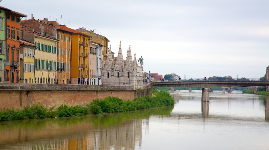 Santa Maria della Spina featuring a city, a river or creek and heritage architecture